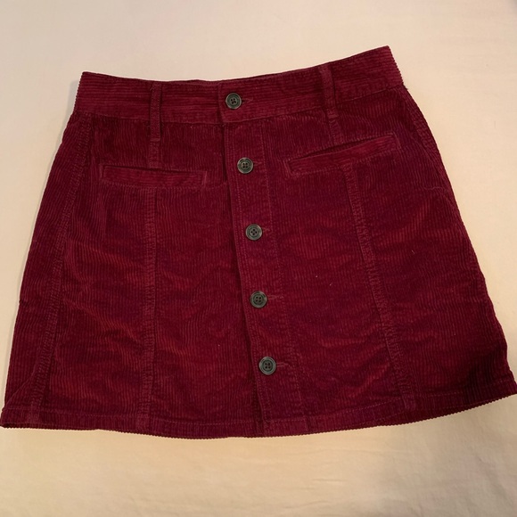*SOLD* American Eagle burgundy corduroy mini skirt - Picture 1 of 1